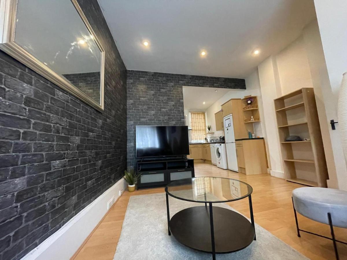 Beautiful 2 Bedroom House In Fulham. Londra